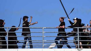 Răzvan Lucescu se pregătește pentru PAOK - AEK, Poliția se pregătește pentru "război". Ultrașii lui AEK au atacat un fan-club PAOK din Atena
