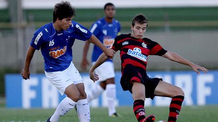 Manchester și Real se bat pe urmașul lui Ronaldinho!** Ferguson l-a invitat deja la un trial