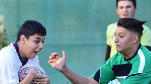 Vă doare ceva? Priviți-l pe acest Superom! Un român de 15 ani joacă rugby la juniorii Stelei deși nu are palma dreaptă
