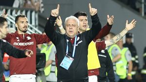 Haos la vestiare cu Marius Șumudică și rapidiștii, care i-au atacat pe arbitri: „Hoțule!”. Potop de înjurături pentru Radu Petrescu, când nu știau că sunt filmați