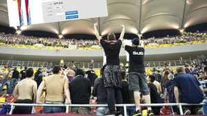 Bișnițarii de la Steaua - Chelsea au mai găsit o "nișă" pe care să o fructifice. **Incredibil: fularele create pentru meciul cu englezii, vândute la supra-preț