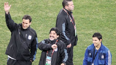 Papelitos și Maradona. Spectacol