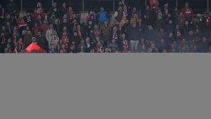 Atunci și acum. Cum arăta stadionul la Dinamo - Botoșani în urmă cu două luni, în meciul decisiv pentru accederea în playoff, și cum a arătat în playout