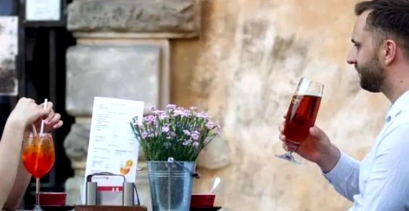 Reguli clare pentru cei care merg la terase. Trebuie să facă rezervare și să-și lase numărul de telefon