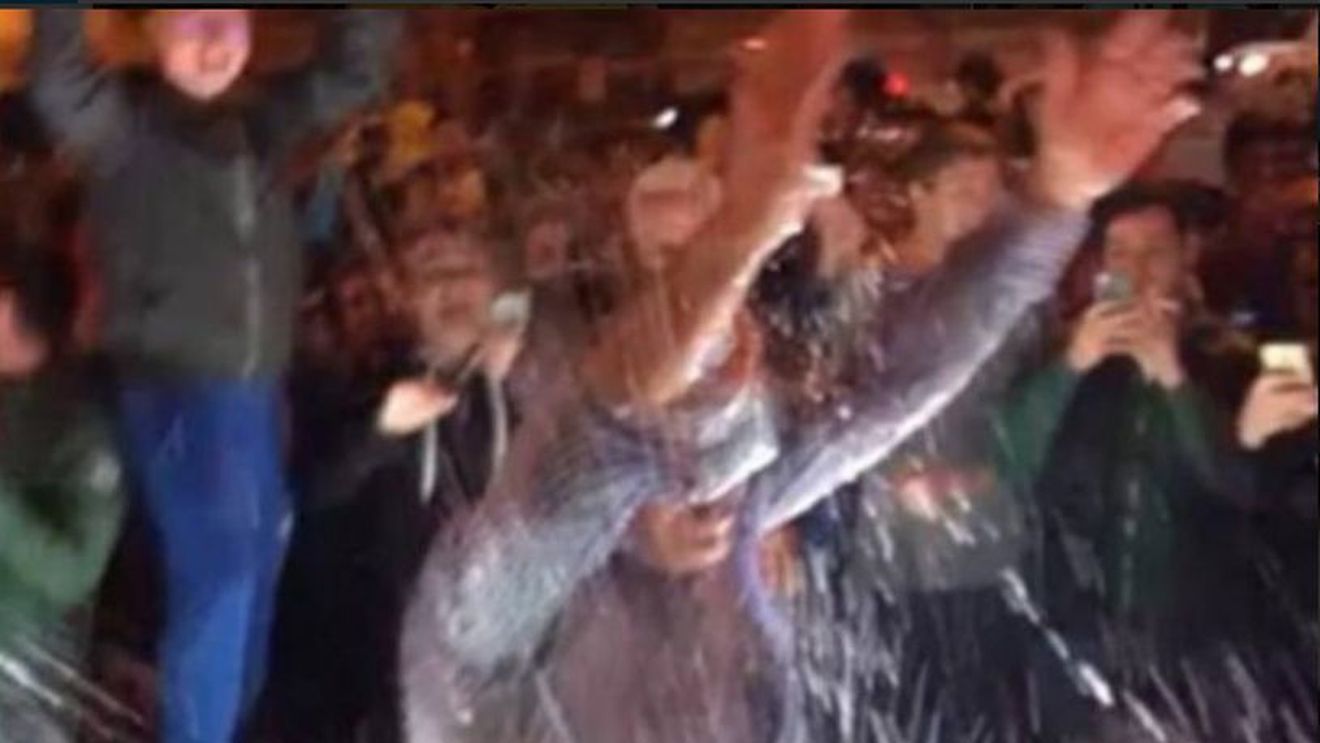 Nebunie totală în Italia după eliminarea Barcelonei! VIDEO | Președintele Romei a făcut baie în "Fontana dei Leoni" și a scos din buzunar o sumă colosală: "Dacă săriți în fântănă, să fiți pregătiți să o și reparați"