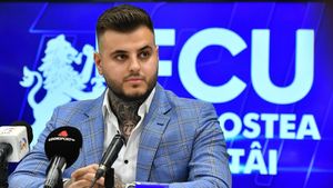 Transformarea uluitoare a lui Adrian Mititelu jr. A fugit la New York după ce a fost suspendat 6 luni în fotbalul din România și arată total diferit