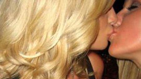 "Blonda lui Răducioiu", surprinsă în ipostaze compromițătoare cu...fete