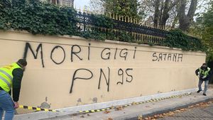 Poliția Capitalei, anunț de ultimă oră după ce ultrașii lui FCSB au vandalizat gardul palatului lui Gigi Becali: Anchetă pentru distrugere și amenințare!