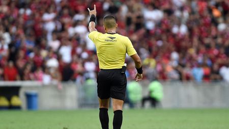 Nemaivăzut! Arbitrul de fotbal a fost săltat de Brigada Antidrog direct de pe teren