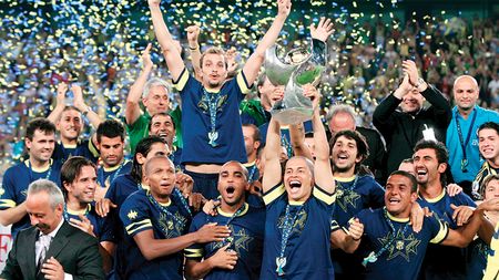 Secretele lui Fenerbahce: bani, vedete, antrenor!