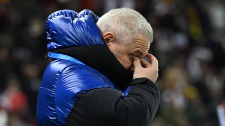 Marius Şumudică, în genunchi, îl jelește pe Aaron Boupendza. Imaginile sunt devastatoare