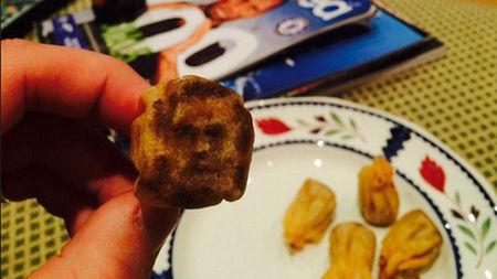 Un fan al lui Chelsea a pariat 1.000 de lire că "albaștrii" vor lua Liga Campionilor, după ce susține că fața lui Mourinho i-a apărut pe o gălușcă