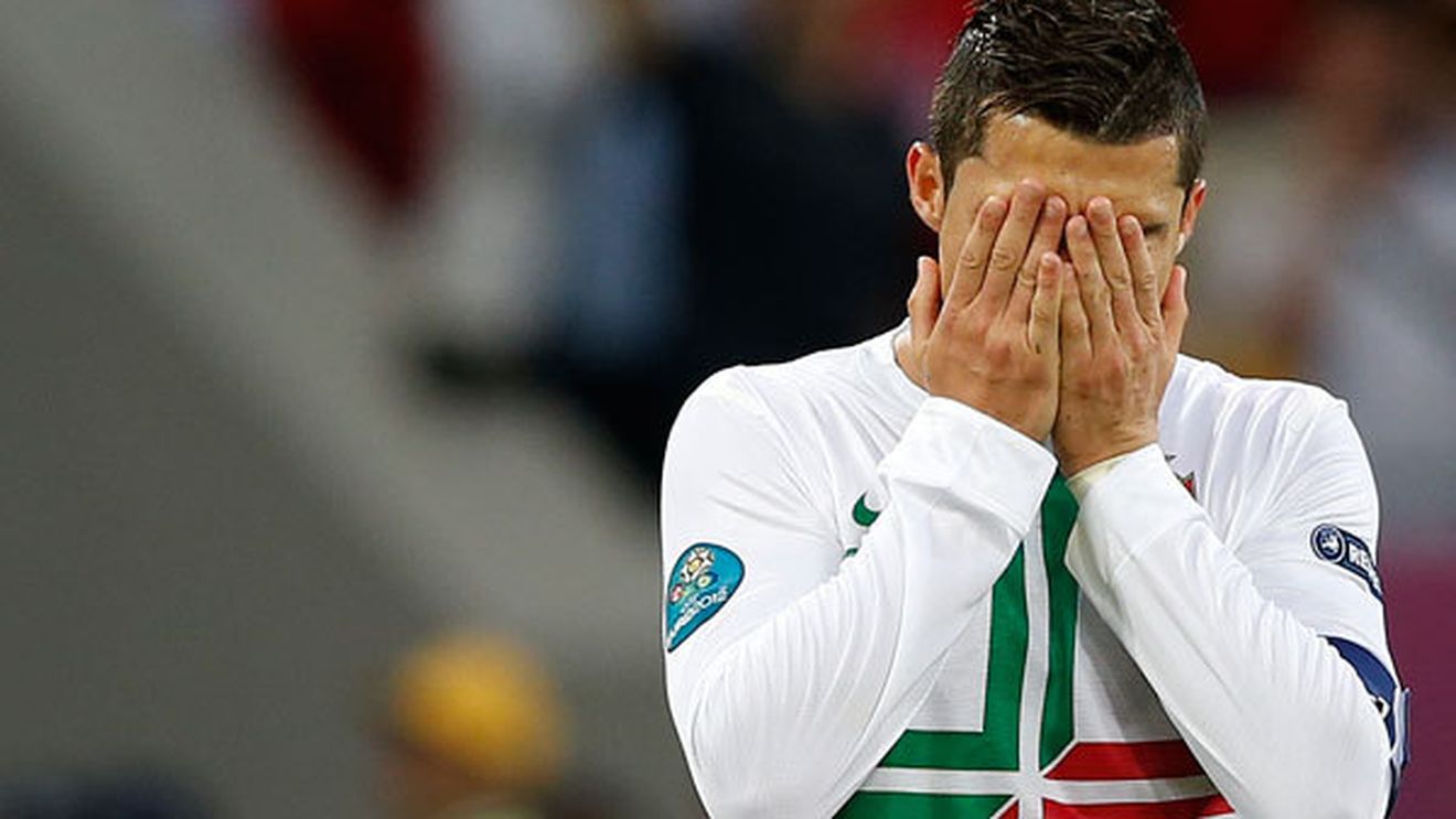 Ronaldo a avut șansa să fie mai bun decât Messi într-o competiție, dar i-a dat cu piciorul!** :) Cum explică evoluția slabă cu Danermarca