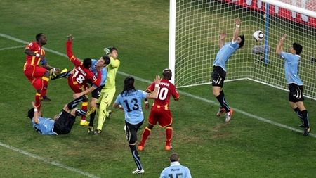 Mondialul continuă și pentru Suarez! A primit doar o etapă de suspendare după hențul din meciul cu Ghana!