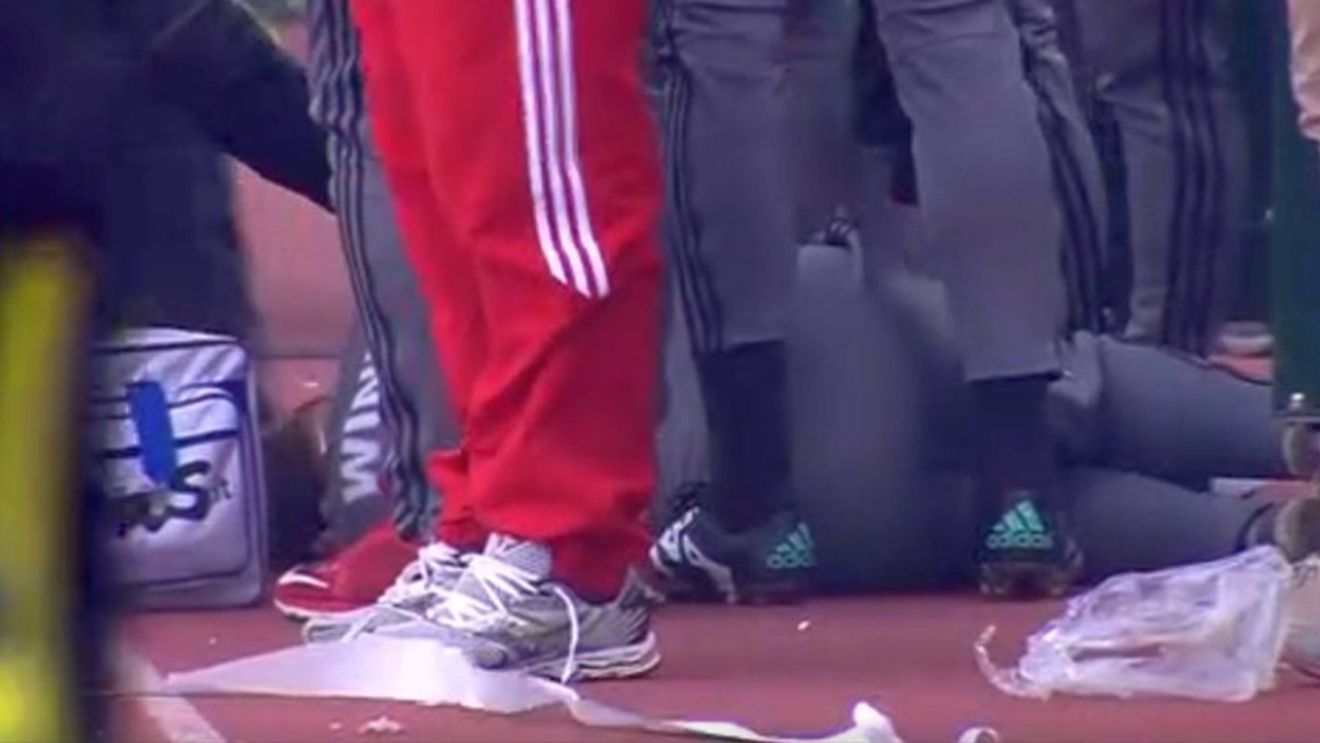 VIDEO | Scene șocante la Levski - ȚSKA Sofia. Thomas Neubert s-a prăbușit lângă bancă după ce a fost lovit în cap cu o piatră