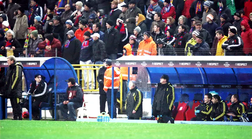 Și ei vorbesc la telefon în timpul meciului! **Sammy Lee a ținut legătura cu un oficial de la tribuna 0