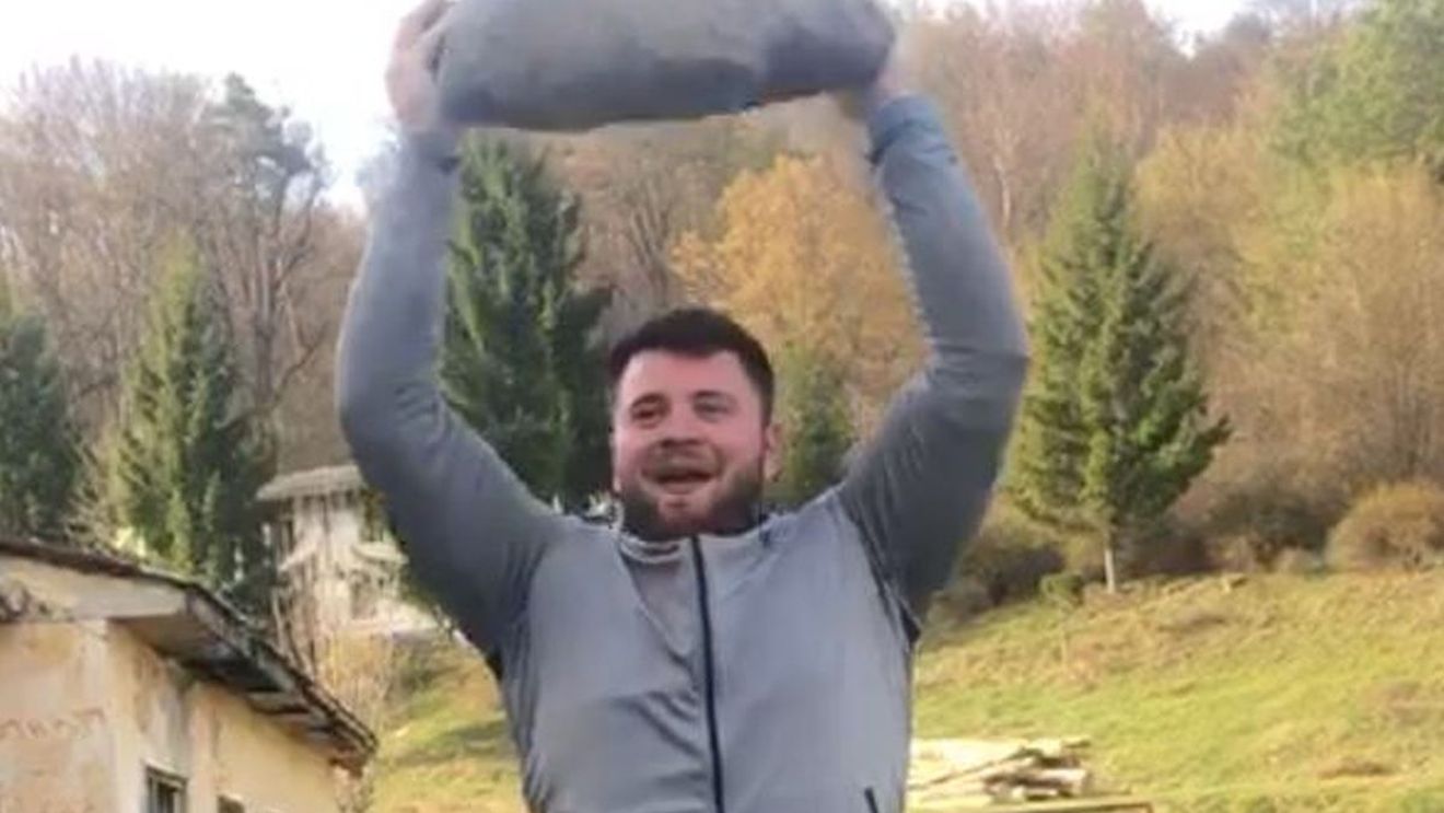 El e Hercule de România! Ridică bolovani de 50 de kilograme
