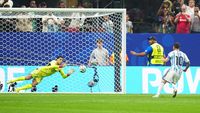Cine a fost în spatele porții și a încercat să-l facă pe Leo Messi să rateze penalty-ul din Argentina – Egipt. Imaginile fac înconjurul lumii