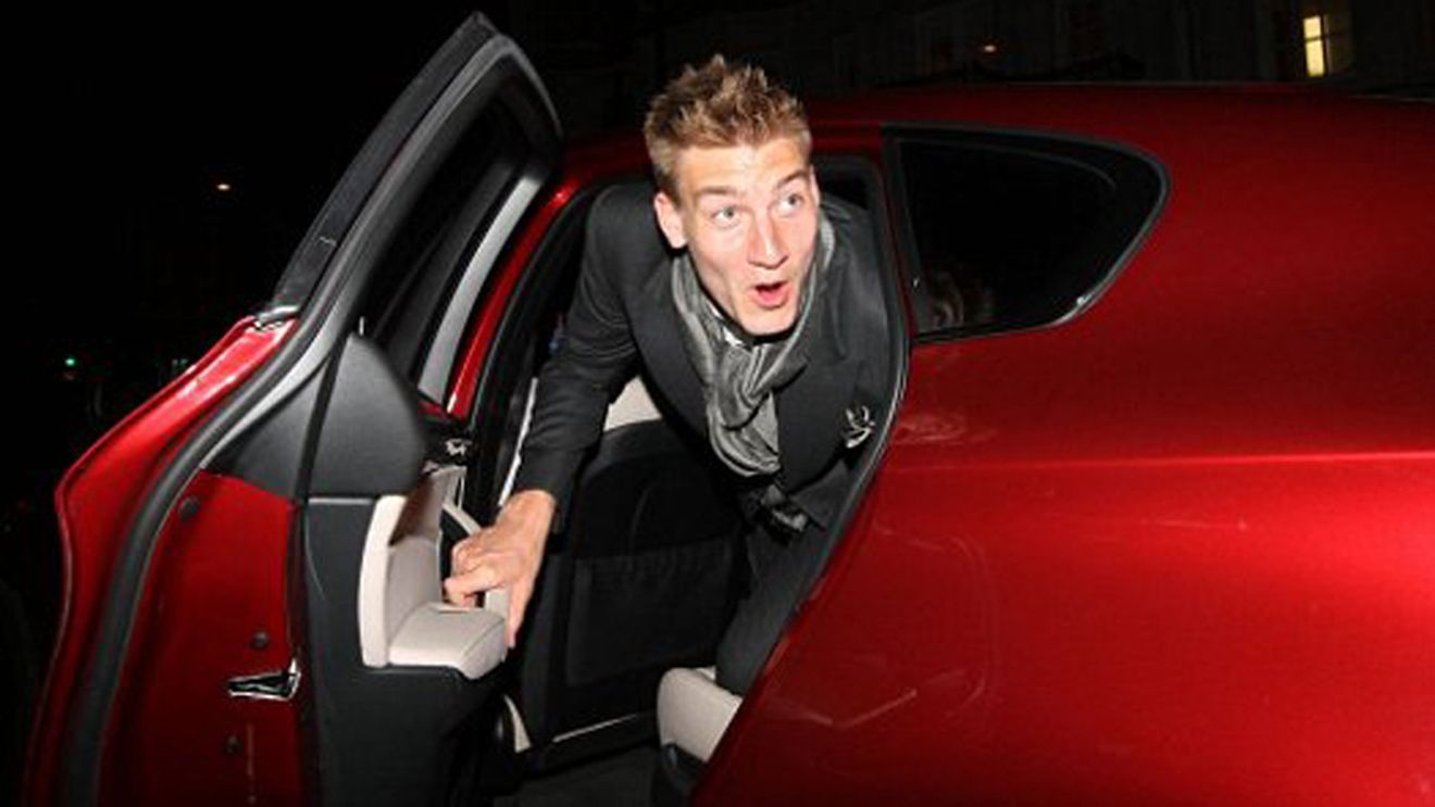 Paparazzii l-au surprins din nou: beat mort, și-a scos cureaua de la pantaloni, iar ce a urmat l-a făcut pe taximetrist să sune la 112 