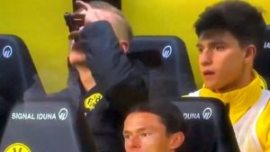 Erling Haaland, surprins în timp ce consuma conținutul unei sticluțe ciudate, pe banca de rezerve! Germanii au comentat situația. Ce ar putea conține?