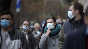 Masca e obligatorie și în aer liber! Ce restricții au intrat în vigoare azi, în București + Amenzi usturătoare pentru cei care nu respectă noile reguli