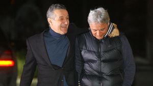 Gigi uită că și Cîrțu a avut un episod similar:** "Minteuan e vagabond că a sărit la bătaie!"