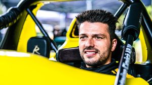 Povestea cutremurătoare a pilotului Octavian Ciovică! „L-am pierdut pe tata în mod neașteptat. Datorită lui nu am renunțat, indiferent cât de greu mi-a fost" | GALERIE FOTO