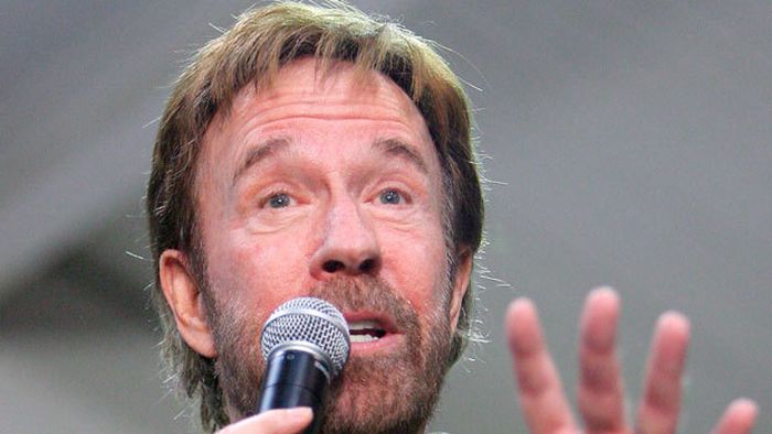 Culmea inconștienței? Să-l confunzi pe Chuck Norris cu Bruce Lee! :) VIDEO** Vezi cum a reacționat americanul!