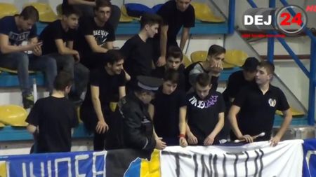 Poliția a intervenit la un meci de volei pentru a îndepărta un banner cu mesajul "Ținutul secuiesc nu există". Explicația acțiunii: "Cine sunteți voi, să vă dați cu părerea?"
