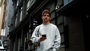 Charles Leclerc, terorizat de fani în Monaco! Pilotul Ferrari a emis un comunicat: „Îmi cântă sub balcon, îmi apasă soneria, strigă. Există o graniță care nu trebuie depășită”
