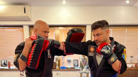 Amatto Zaharia îl antrenează pe afaceristul Valentin Burada: „M-a dat pe spate, a scos untul din mine!”