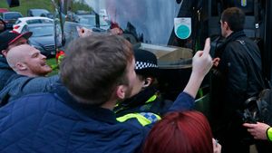 Scene incredibile în Cupa Angliei. Reacția incalificabilă a starurilor din Premier League când fanii le-au cerut socoteală