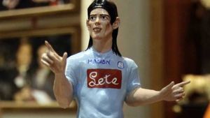 SUPERFOTO Napoli îl "reinventează" pe Maradona!** Un gol cât 20 de milioane pentru noul idol de pe San Paolo