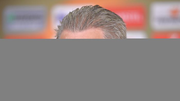 Ping pong-ul declarațiilor continuă. Șumudică: "Am revenit de la 10 mii de metri. O să trec pe la un neurolog, îl sun pe Edi, că știu că el are relații"