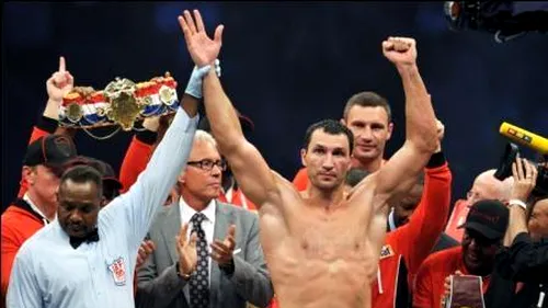 Vladimir Klitschko s-a impus prin KO tehnic în repriza a șasea!** Ucraineanul și-a păstrat titlurile WBA-IBF-WBO la categoria grea VIDEO 