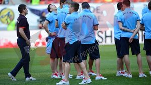 Fanii ar putea uita de "Sunt fericit". VIDEO Hitul impus în Ghencea de ultima schimbare de look a steliștilor :) Cum va reacționa Becali?