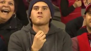 VIDEO: Printre cele mai amuzante momente ale anului! Cum a comis-o tânărul din poză în fața unui stadion întreg