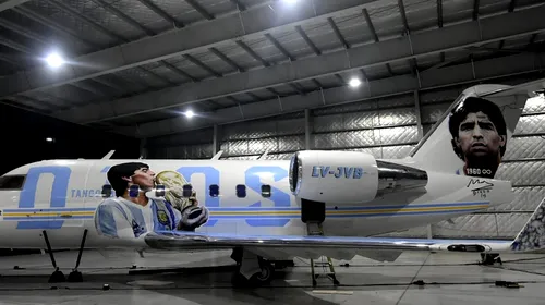 Diego Maradona este numele unui avion care este conceput ca un muzeu zburător! Interiorul este decorat cu fotografii și poți asculta vocea marelui fotbalist | VIDEO