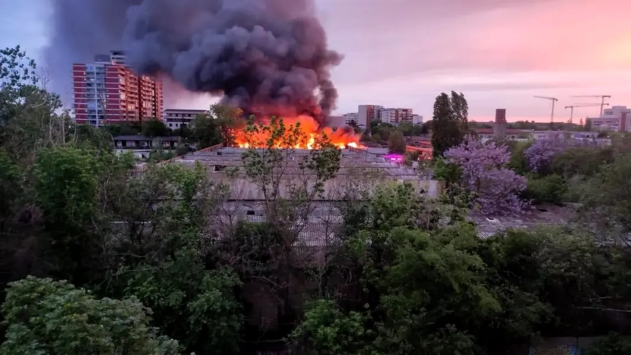 Panică în apropierea stadionului Giuleşti, în timpul meciului Rapid - Universitatea Craiova, după ce o clădire dezafectată a luat foc! Imagini incredibile cu incendiul care a provocat un fum uriaş