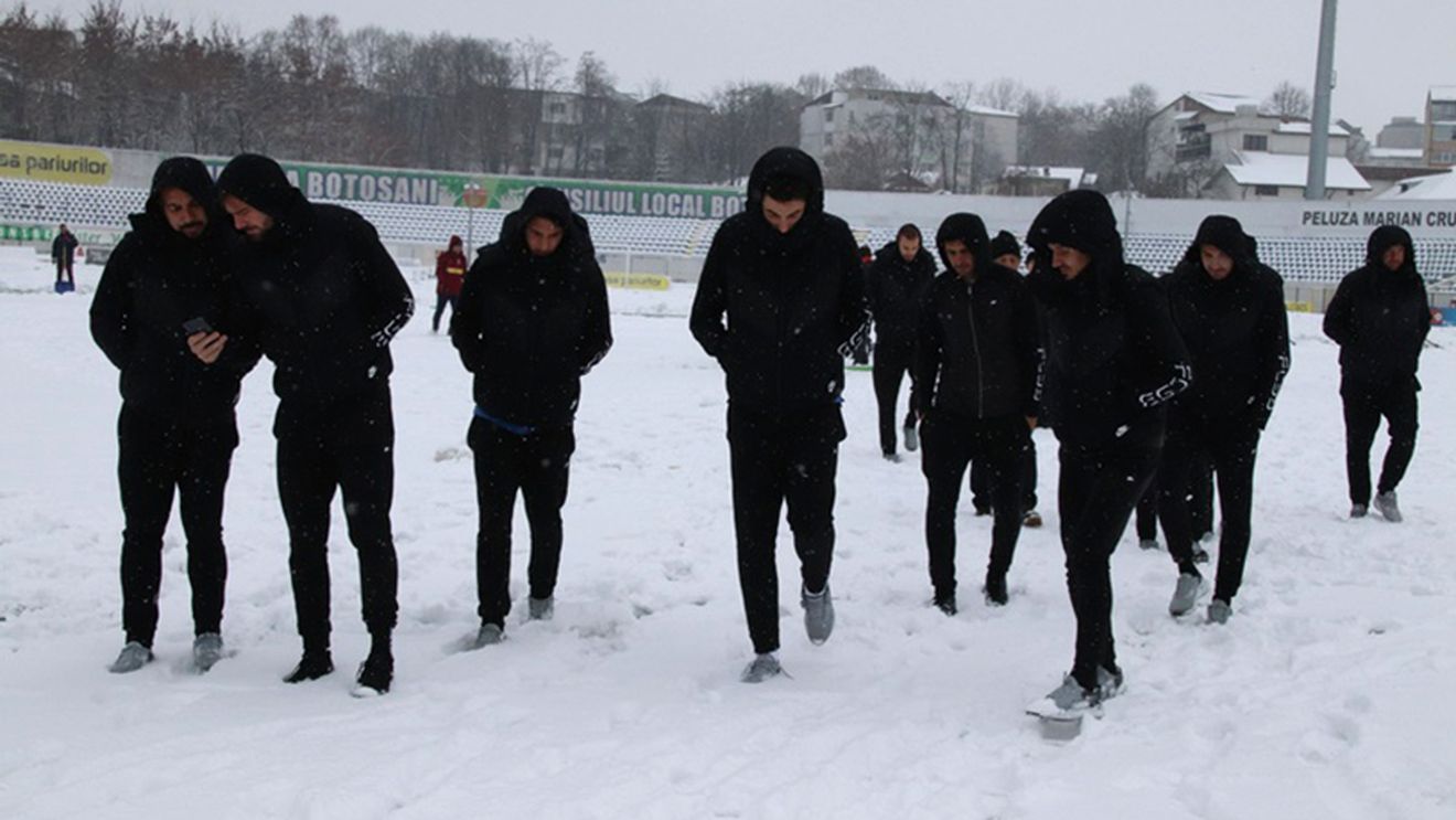 FOTO | Surpriza avută de jucătorii FCSB-ului la Botoșani. Au mers să inspecteze gazonul înainte de meciul de la ora 20, dar au fugit la hotel. Gnohere s-a distrat făcând poze