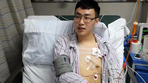 Tu cât de tare te bucuri atunci când marchează echipa favorită? Un suporter chinez a ajuns pe masa de operație după ce i-a cedat un plămân