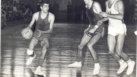 Dinamo - Steaua sau "Securitatea vs Armată". Cum percepe derby-ul de duminică o legendă a baschetului românesc. "Rolul jucat de Securitate a avut o influență nefastă asupra celor înrolați sau racolați, nu de puține ori prin șantaj"