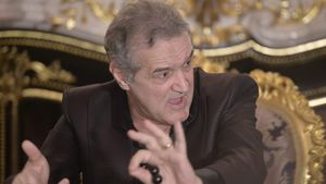 Imagine senzațională cu Gigi Becali! Patronul FCSB a avut o apariție „incognito” pe Aeroportul Otopeni: „M-a întrebat câți copii am și a scos portofelul!”. Ce gest minunat a făcut | FOTO