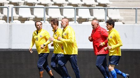 Imagini senzaționale cu membrii Generației de Aur la antrenament, înaintea meciului de retragere. Cum arată acum fotbaliștii care au scos lumea în stradă cu rezultatele lor