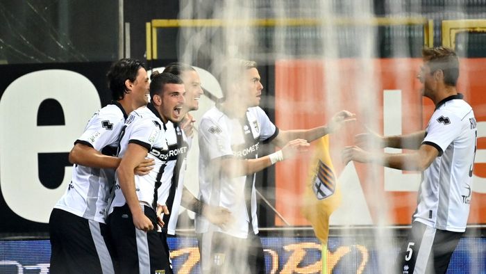 Dennis Man și Valentin Mihăilă, debut fantastic de campionat în tricoul Parmei! Repriză de senzație pentru atacanții României care au marcat în Serie B