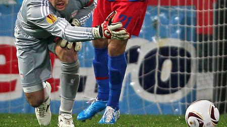 VIDEO Ce au în comun Steaua și Arsenal?** Pe "eroul" Reina! :) Vezi cum i-a ajutat și pe "tunari" să facă 1-1