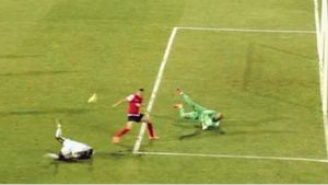 VIDEO ANTOLOGIC | Demba Ba a înscris duminică poate cel mai norocos gol din ultimii ani. Cum a marcat senegalezul