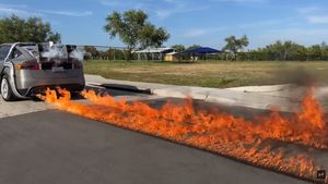 Imagini uluitoare cu o Tesla care scoate flăcări în timp ce accelerează! Cum e posibil acest lucru