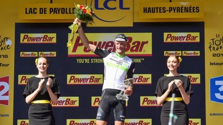 Situație neașteptată în Turul Franței, în prima etapă din Pirinei: borna care indica ultimul kilometru s-a "prăbușit" în fața plutonului de favoriți! Un britanic, "patron" pe Col d'Aspin