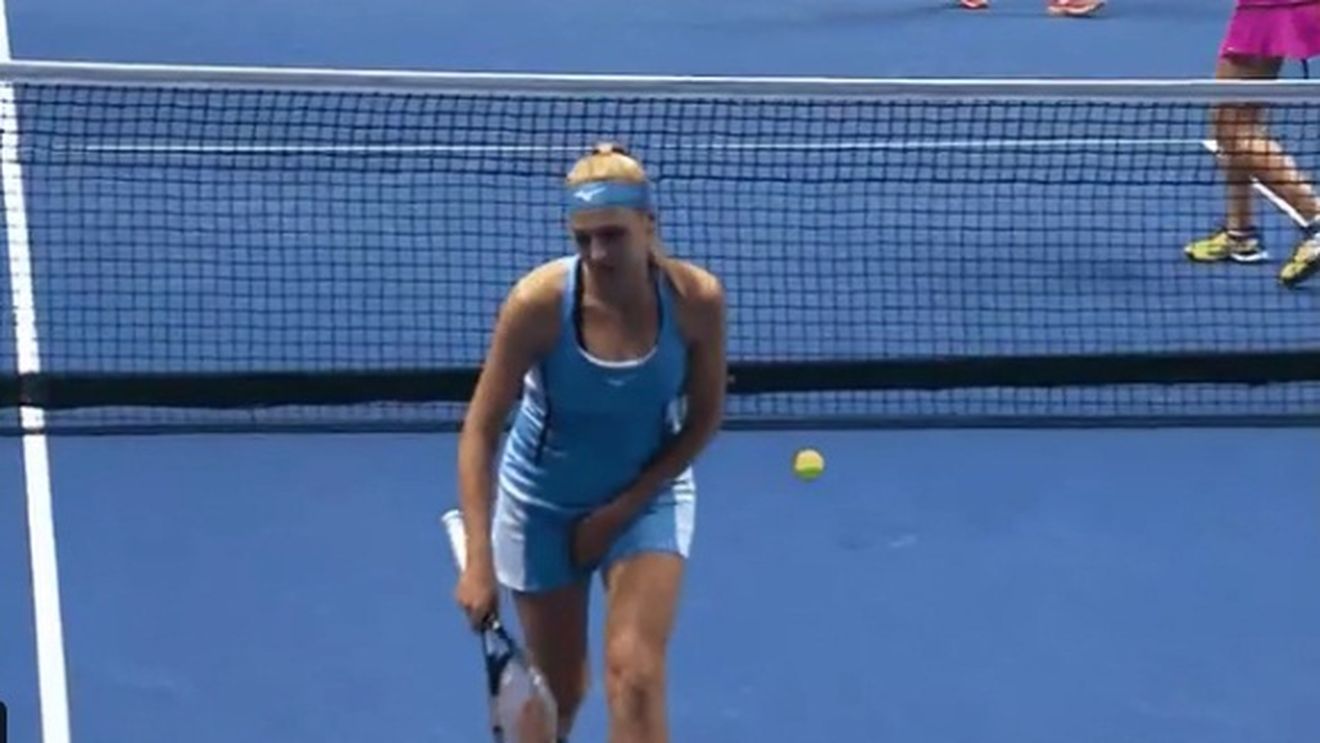 Fază rară în duelul românesc de la Sankt Petersburg! Monica Niculescu a lovit-o cu mingea sub centură pe adversară | VIDEO
